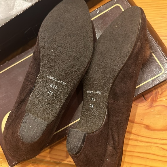 Genuine suede leather low heels pumps with mink embellishment. Japan Size 24 - Picture 3 of 7